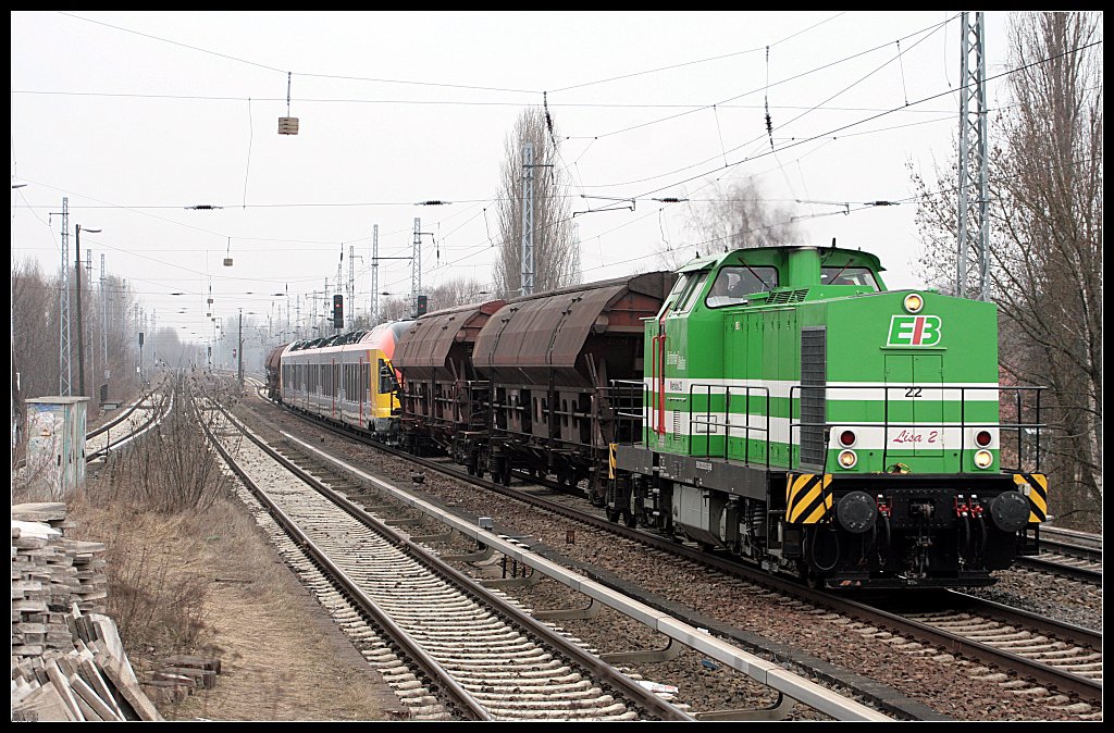 EIB 22  Lisa 2  / 293 025 mit einer �berf�hrung eines neuen f�nfteiligen FLIRT der Baureihe 429 f�r die Hessische Landesbahn (gesehen Berlin Karow 17.03.2010)