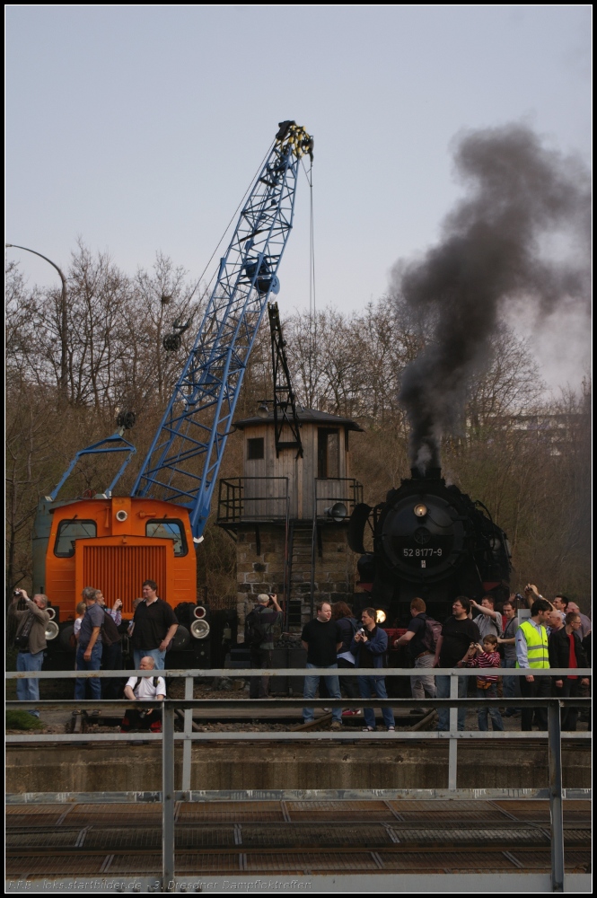 Eigendlich sollte 52 8177 jetzt auf die Drehscheibe fahren, doch gab es eine kleine Änderung und die Lok musste warten (gesehen 3. Dresdner Dampfloktreffen Dresden-Altstast 02.04.2011)