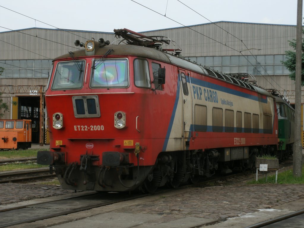 Eigenlich sind die ET22 entweder grn oder wie die PKP-Cargo ET22 blau in der Farbgebung.ET22-2000 ist deshalb auch die Einzige ET22 in Rot als Sie am 14.Mai 2011 in Szczecin Port Centralny stand.
