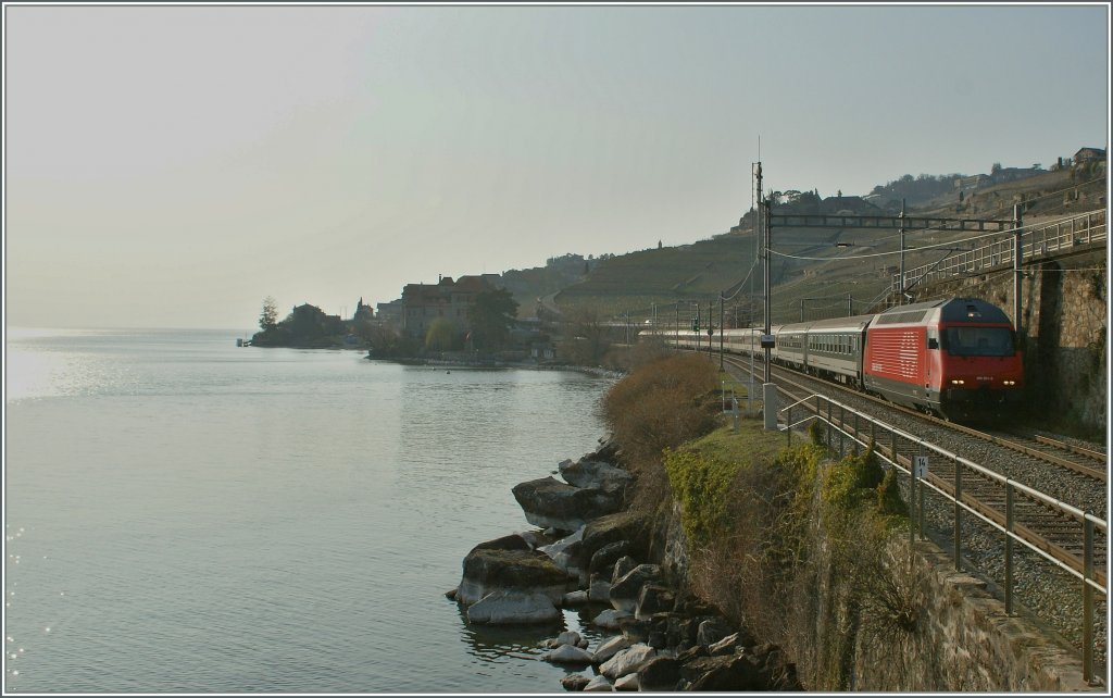 Ein abendliches Licht und Schattenspiel am Ufer des Lac Lman.
Re 460 mit IR nach Brig zwischen Rivaz und St Saphorin.
25. Mrz 2012