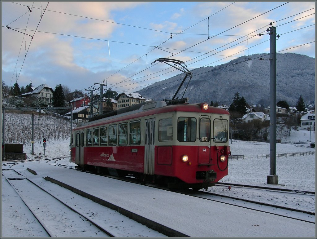 Ein auf die Gleise gefallener Baum bescherte der CEV einen Streckenunterbruch und mir dieses Bild mit dem auf die Fahrgste vom SEV wartenden BDeh 2/4 N 74 in St-Lgier Gare. 
Den Anschlusszug nach Lausanne habe wir dann zwar knapp aber doch noch erreicht; danke, CEV.
3. Feb. 2013