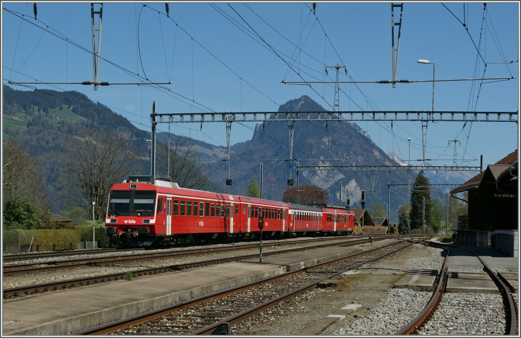 Ein BLS (ex RM) Triebzug als Regionlazug Spiez - Interlaken in Leissigen.
9. April 2011