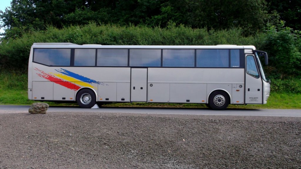 Ein Bova Reisebus aus der Futura-Reihe war am 10.08.2012 in dem kleinen Eifelort Loogh abgestellt. Er f�hrt unter Regie des Unternehmens Enztal-Reisen aus dem Raum Bitburg.