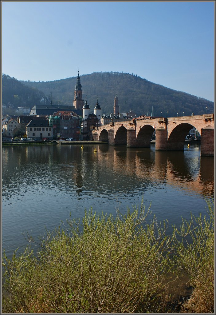 Ein Br�cke aus Stein f�hrt �ber den Neckar in die Altstadt von Heidelberg.
(28.03.2012)