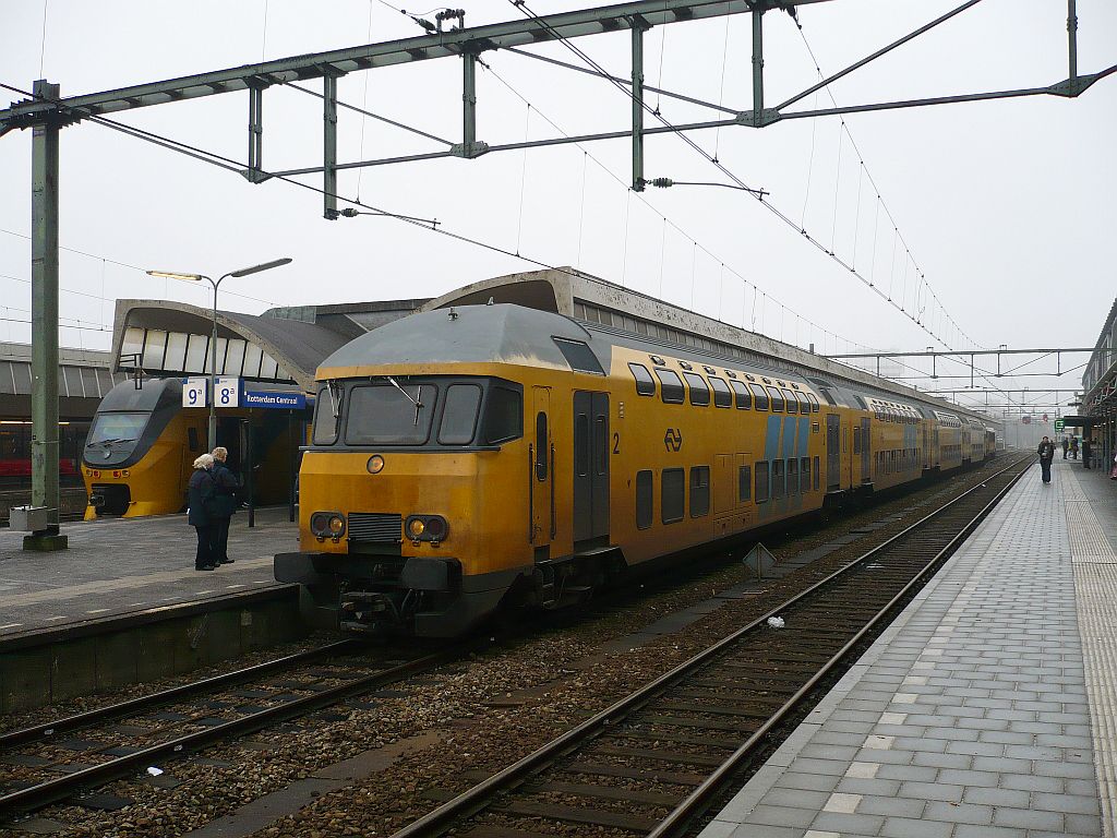 Ein DDAR-IV auf Gleis 8, Rotterdam Centraal Station 02-02-0211.

NS treinstel type DDAR-IV op spoor 8, Rotterdam Centraal Station 02-02-0211.