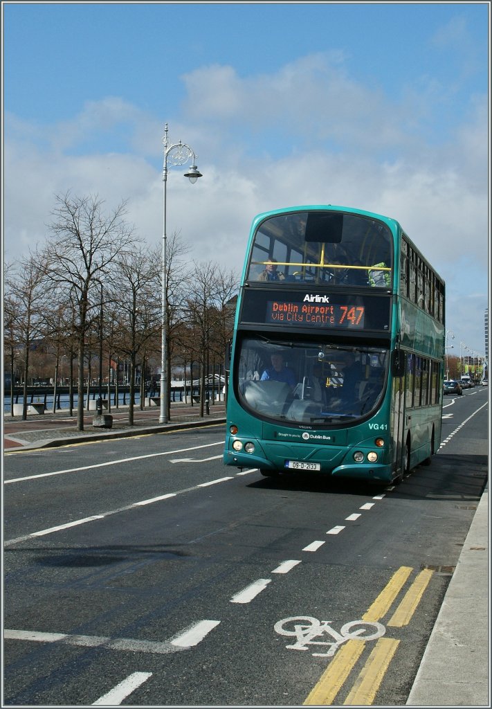 Ein Doppelstockbus auf dem Weg von Centrum zum Flughafen. (Linie 747) 
Dublin, den 14. April 2013
