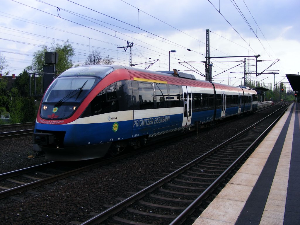 Ein dreiteiliger Talent-Dieseltriebwagen der Prignitzer Eisenbahn (VT 643) ist am 25.04.2008 im Bottroper Hauptbahnhof unterwegs.