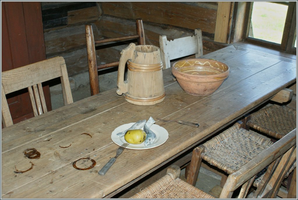 Ein eher zweifelhaftes Vergn�gen bietet dieser  Fischerschmaus ; gesehen im Estnischen Freilichtmuseum (Eesti Vaba�humuuseum) in Rocca al Mare.
8. Mai 2012 
