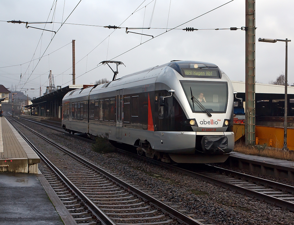 Ein Flirt auf Abwegen, denn Hagen ist in der anderen Richtung. ET 22007 (2-teiliger Stadler Flirt) der Abellio Rail NRW fhrt am 14.01.2012 vom Bahnhof Kreuztal wieder zurck, er muss das Gleis wechsel (Es ist wohl eine Weiche defekt). Er fhrt die KBS 440 Siegen-Hagen als RB 91 (Ruhr-Sieg-Bahn). 