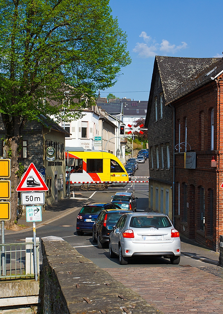 Ein LINT 41 der HLB (Hessische Landesbahn) passiert am 05.05.2013 den B km 44,6 (KBS 625 - Untere Lahntalbahn) in Runkel.
Er kommt von Limburg und erreicht gleich den Bahnhof Runkel. 