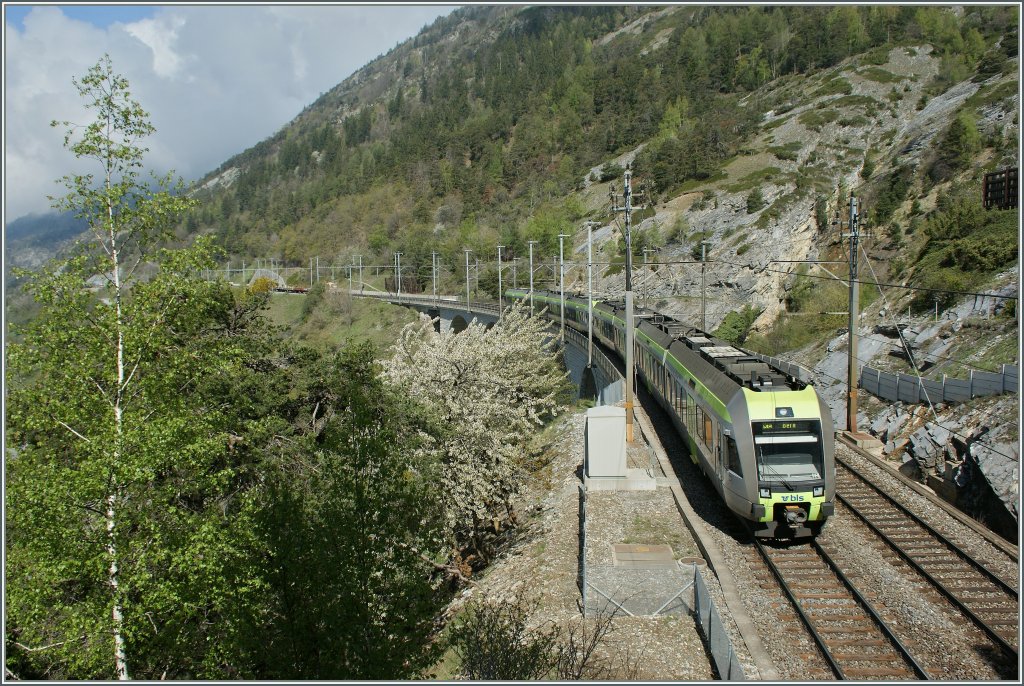 Ein  L�tschberger  unterwegs Brig nach Bern auf dem Lugelkinn-Viadukt bei Hohtenn (L�tschberg S�drampe) am 4. Mai 2013