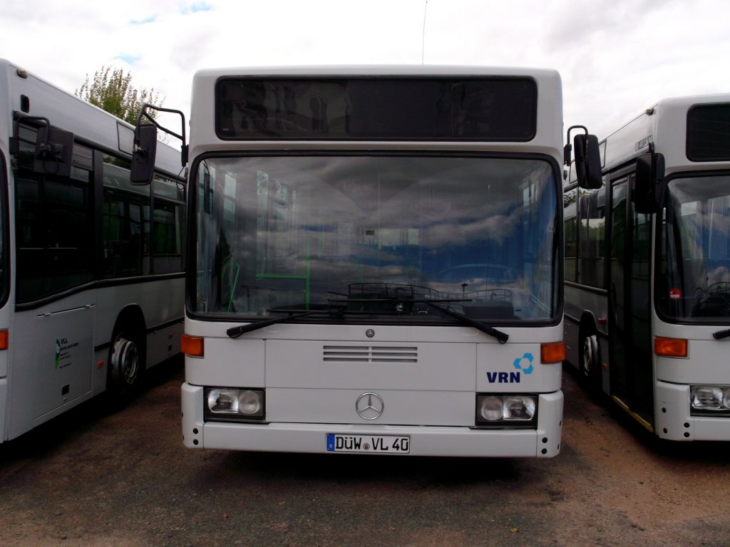 Ein Mercedes-Benz O 405 GN2 von Eistal-Bus GmbH, abgestellt auf einem Parkplatz in Hettenleidelheim am 03.10.2012. Werktags wird das Fahrzeug im Sch�lerverkehr eingesetzt. Besonderheit: Elektrische Innenschwenkt�ren