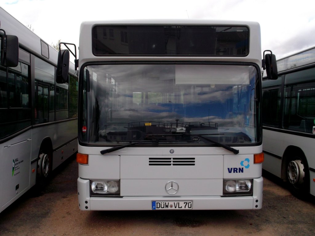 Ein Mercedes-Benz O 405 N2 von Eistal-Bus GmbH, abgestellt auf einem Parkplatz in Hettenleidelheim am 03.10.2012. Werktags wird das Fahrzeug im �berland-Linienverkehr eingesetzt. Besonderheit: Ausf�hrung mit Sitzen auf Podesten.