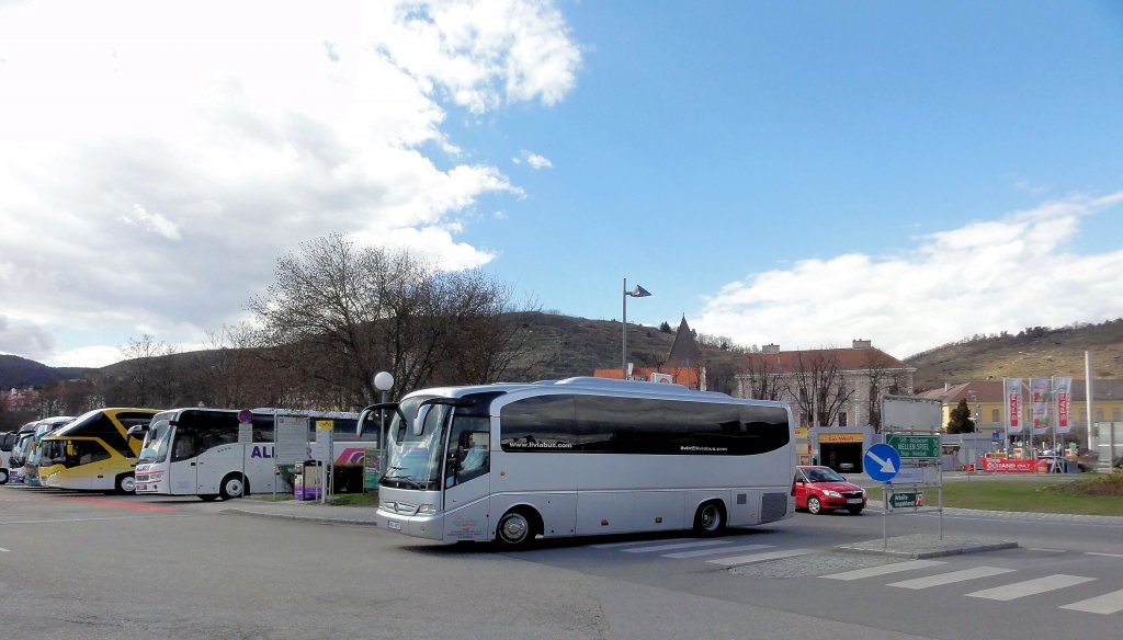 Ein MERCEDES BENZ TOURINO aus der CZ kommt gerade auf den Bus-Parkplatz in Krems an der Donau,13.4.2013.