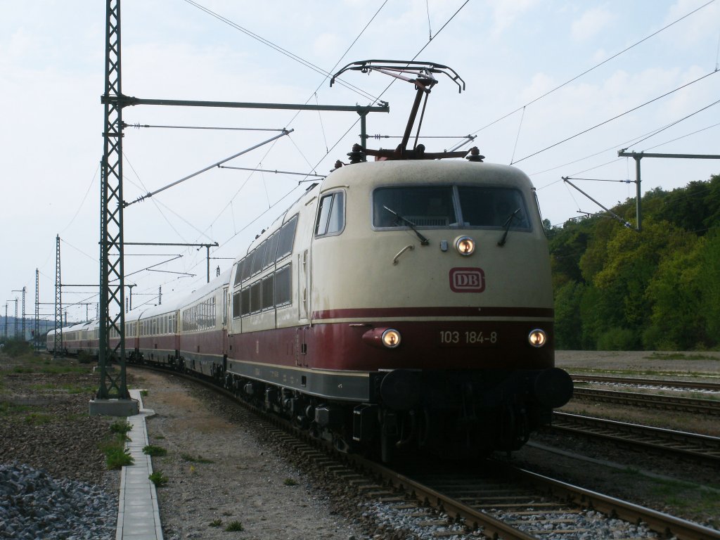 Ein paar Minuten Verschnaufpause fr den Lokfhrer von der 103 184 am 11.Mai 2011 in Lietzow.