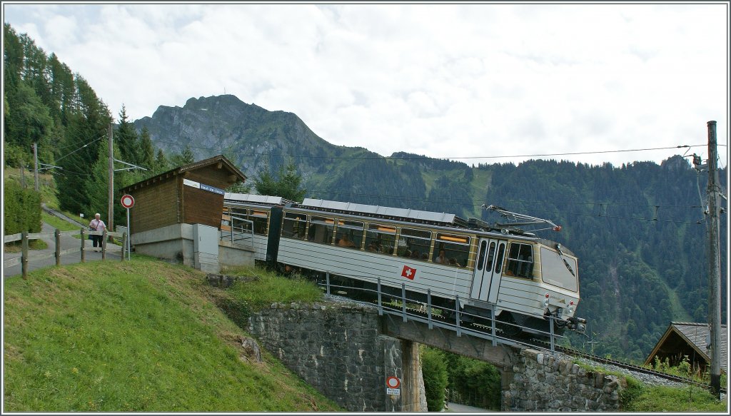 Ein Rochers de Naye Zug beim Halt in Les Hauts de Caux: Wer ein- oder aussteigen will, muss dies an der einzigen, am Bahnsteig befindliche Tr an der Zugsspitze tun.
28. Aug. 2012