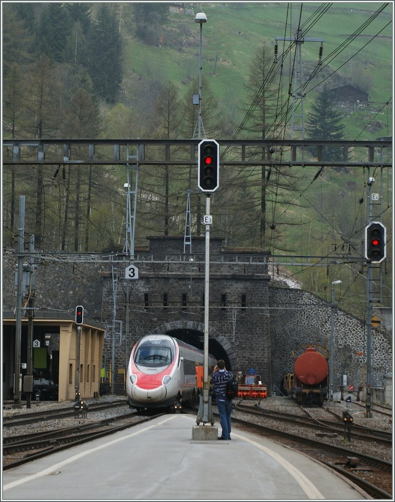 Ein SBB ETR 610 von Milano nach Basel unterweges, verschwindet in Goppenstein im 15 km langen L�tschbergtunnel.
04.05.2013