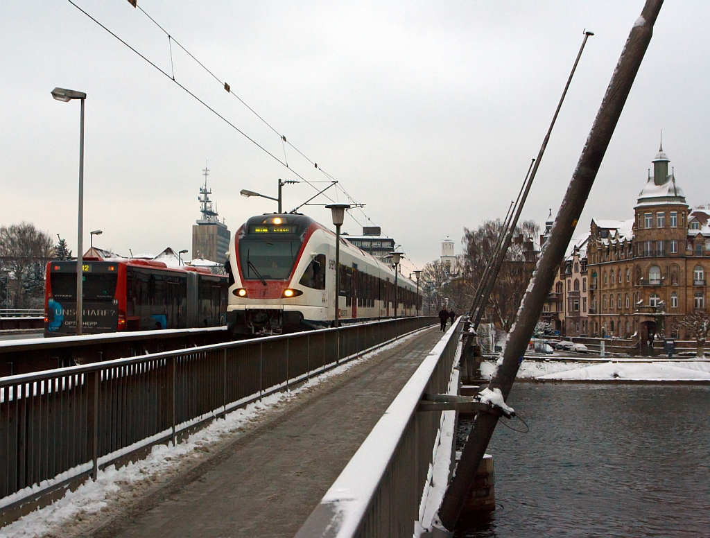 Ein Seehas (ein vierteiliger Flirt RABe521 xxx der SBB GmbH (Deutschland)) fhrt am 08.12.2012 auf der Konstanzer Rheinbrcke kurz vor dem Erreichen seiner Endstation Konstanz. 
Die  seehas -Strecke Engen - Singen - Radolfzell - Konstanz wird von der  SBB GmbH (Deutschland) betrieben.