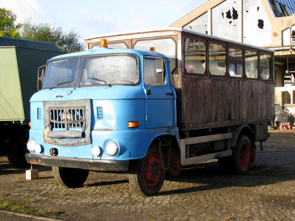 Ein Umgebauter W 50 zur Personenbefrderung gesehen beim 6. Oldtimertreffen im ex. KIW  Vorwrts  in Schwerin [07.10.2012]
