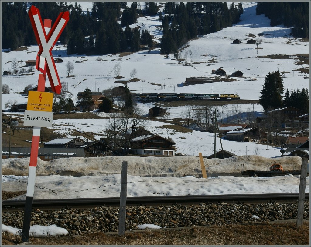 Eine alte Bildidee nochmals (und wohl zum letzten Mal) neu aufgelegt: An der Strecke Gstaad Saanen stehen, sieht man den Goldenpass Panoramic zwischen Gruben und Gstaad Richtung Montreux fahren.

Ach ja, noch was in eigener Sache: bei 5 Tagen Lavaux & Co knnte der Regionalpass ev gute Dienste leisten. 
