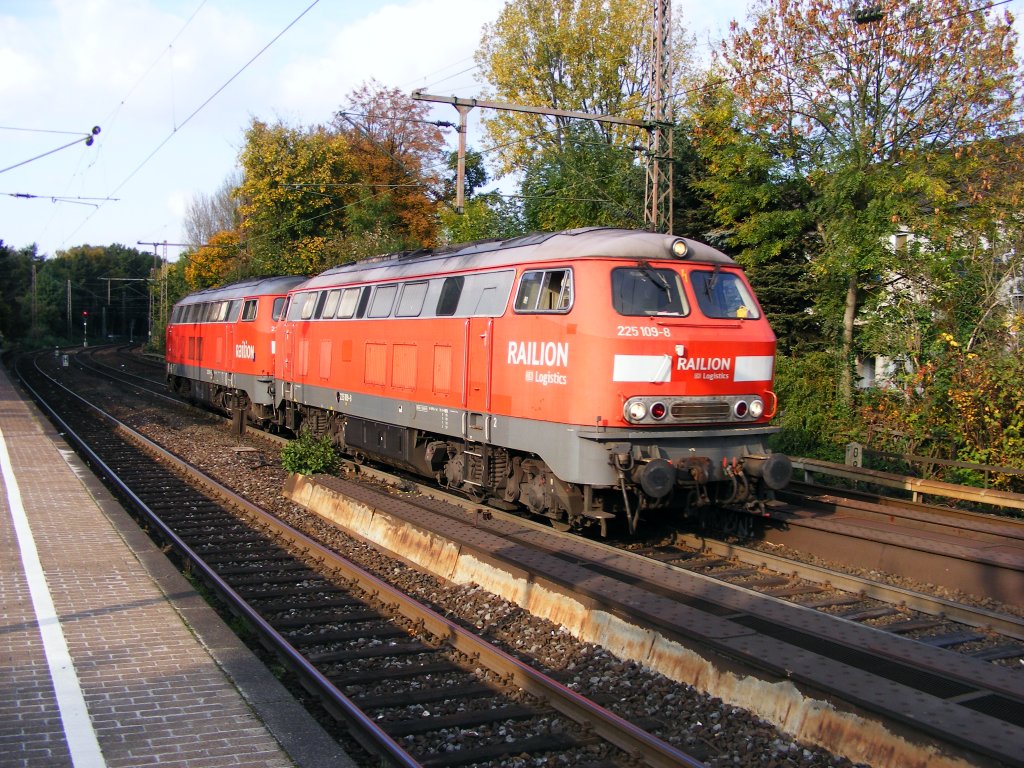 Eine Doppeltraktion aus DB 225 ist am 14.10.2008 in Bochum-Hamme unterwegs.