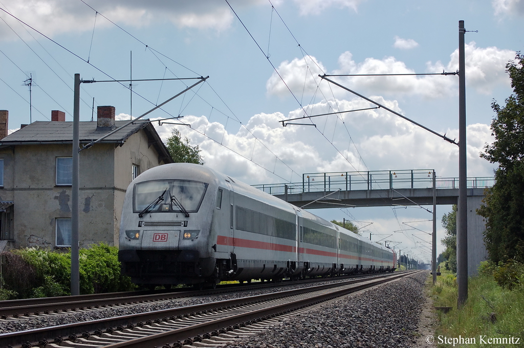 Eine ex MET-Garnitur als ICE 1196 von Leipzig Hbf nach Hamburg-Altona in Vietznitz. Geschoben hatte 101 124-6. 13.08.2011