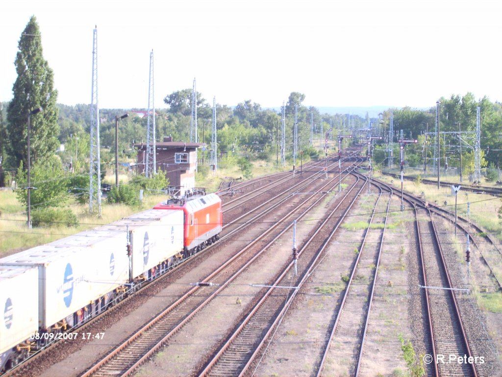 Eine MEG 156 durchfhrt Eisenhttenstadt mit ein Hackspitzelzug. 09.08.2007