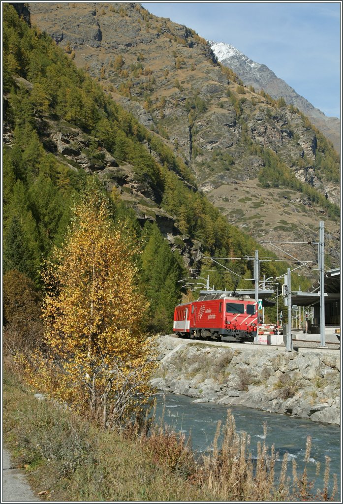 Eine MGB HGE mit einem Regionalzug von Zermatt nach Brig bei T�sch.
19. Okt. 2012