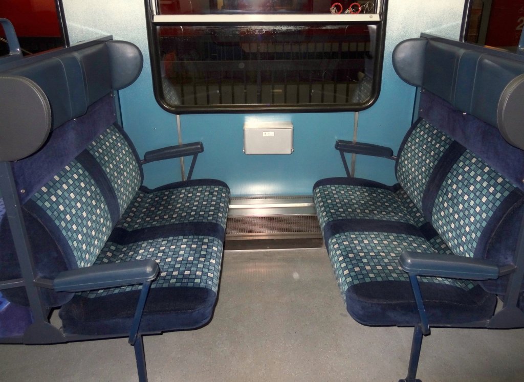 Eine Original-Frevet-Sitzgruppe in einem Verst�rkerzug RE N�rnberg Hbf - Coburg. Aufgenommen am 30.Oktober 2012.
Inzwischen werden auch diese Leistungen von Triebz�gen der Baureihe 442 erbracht.