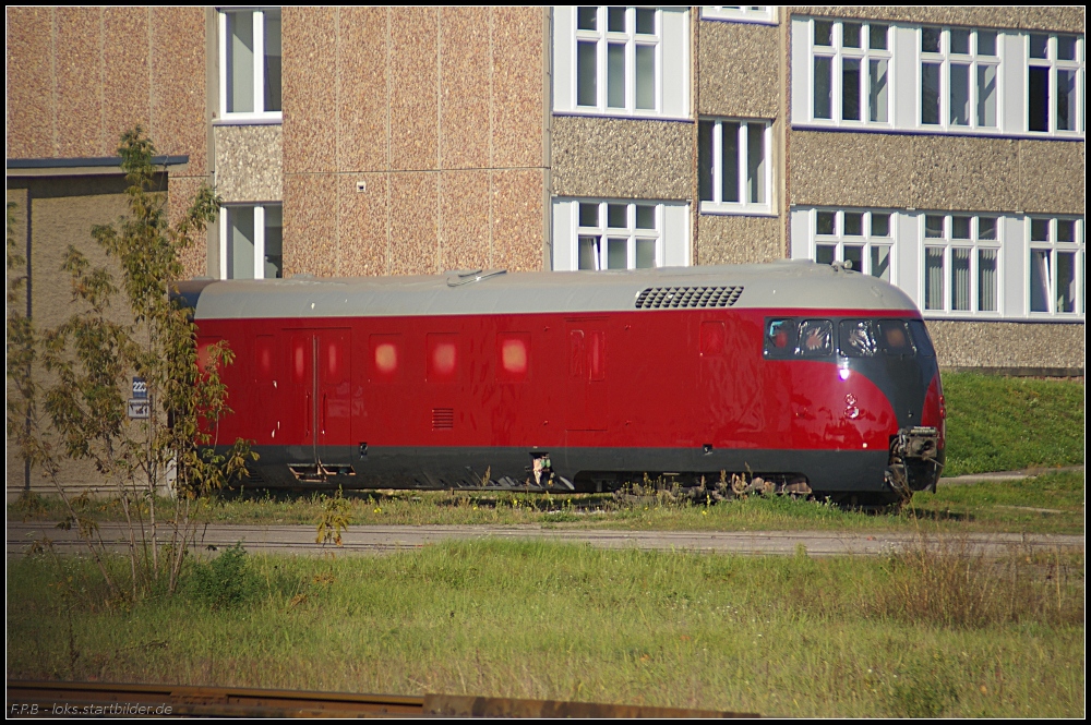 Einer der Triebk�pfe des VT12.5   Stuttgarter R�ssle  erstrahlt im neuen Lack und sonnt sich ein wenig (gesehen Hennigsdorf b. Berlin 04.10.2010)
