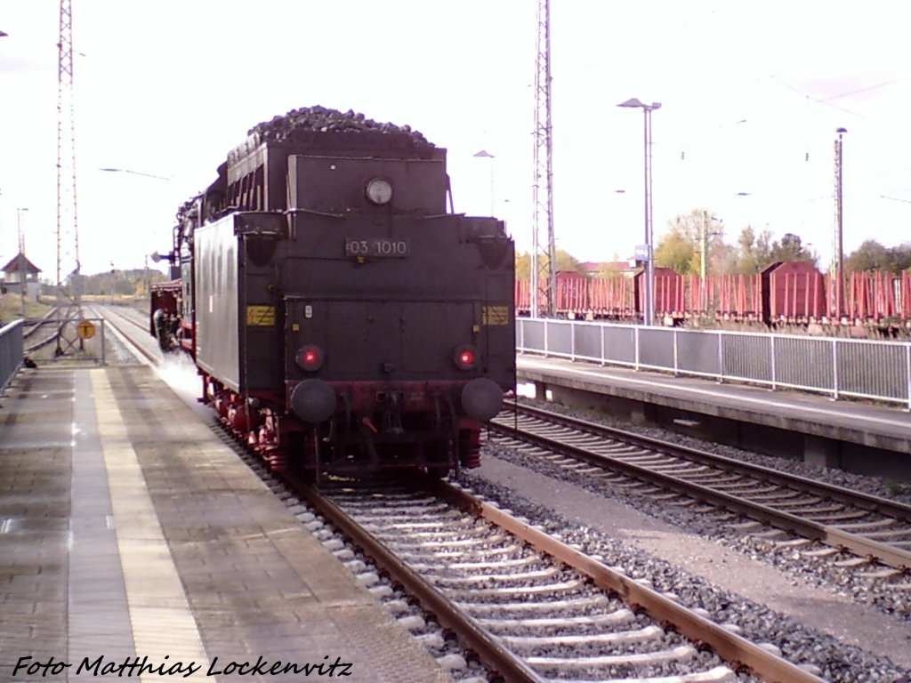 Einfahrt 03 1010 aus Stralsund in den Bahnhof Bergen auf R�gen am 27.10.12
