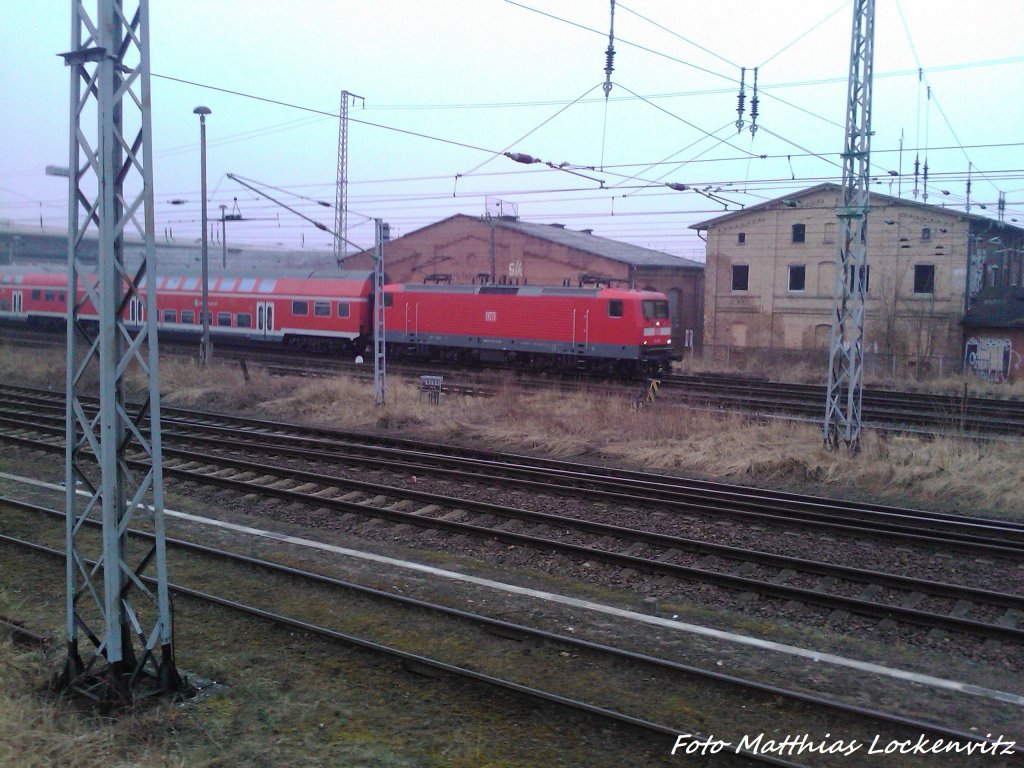 Einfahrt der BR 112 als RE5 aus Neustrelitz Hbf in den Bahnhof Stralsund Hbf / H�he Ehemaliges BW Stralsund (Lokschuppen 2+3) am 11.4.13
