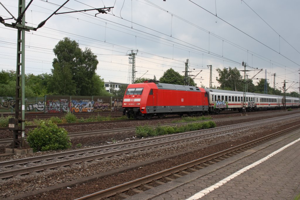 Einfahrt der DB BR 101 102-2 am 11.06.2011 im Bahnhof Hamburg Harburg.
