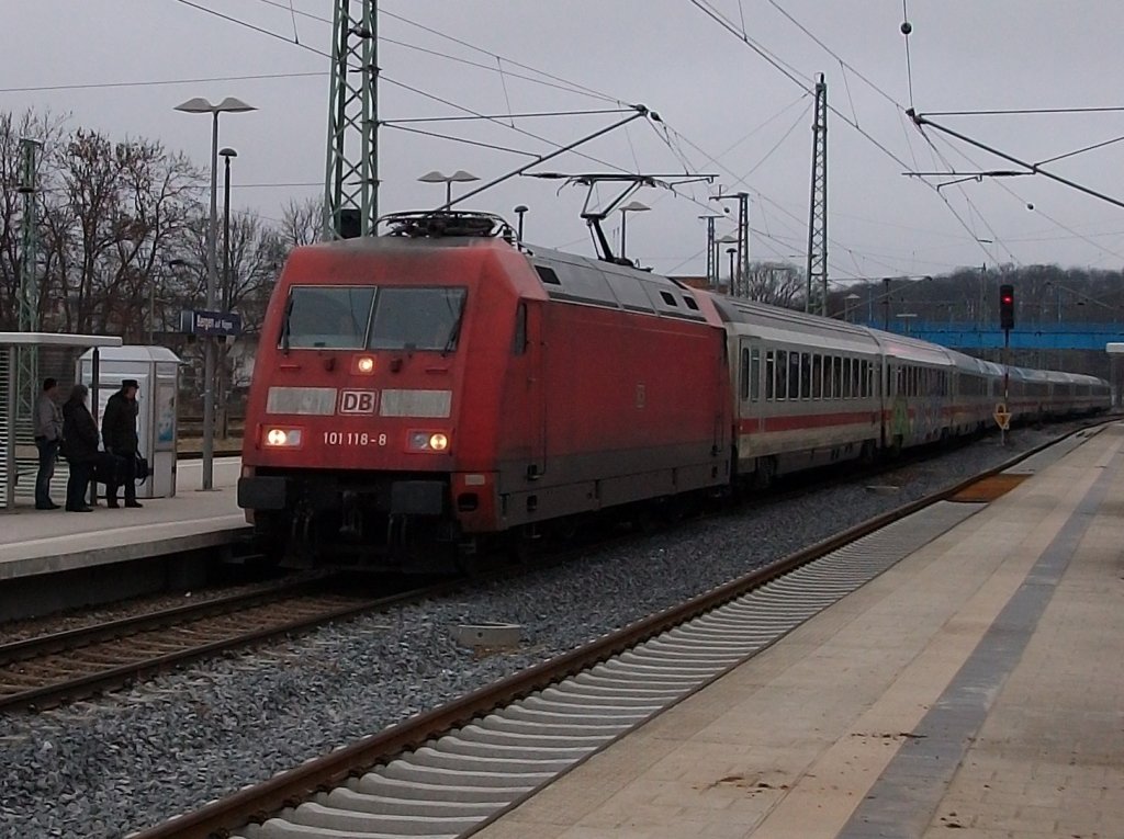 Einfahrt IC 2213 Binz-Stuttgart gezogen von 101 118 am 21.Januar 2011 in Bergen/Rgen.