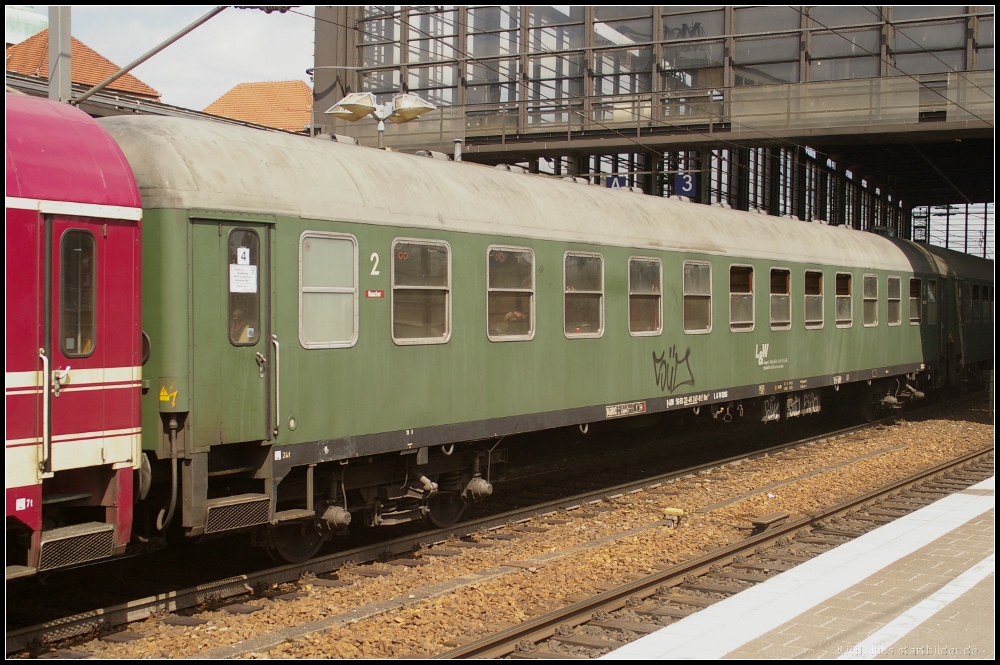 Eingereiht in einen Sonderzug aus Dortmund ist D-LUW 56 80 22-40 247-9 Bm 027 (ex Bm 238, gesehen Berlin Zoologischer Garten 12.05.2012)