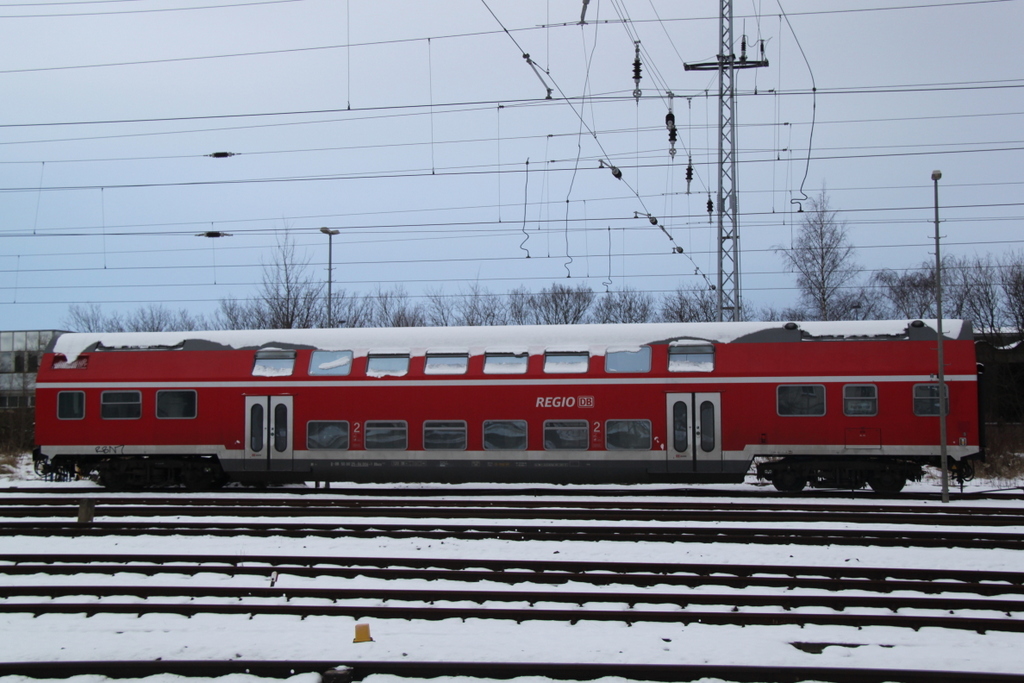 einsam und verlassen stand der DBuza am 18.01.2012 im Rostocker Hbf als Zuglaufschild hatter er Regional-Express Linie 5(Berlin Hbf)dran.