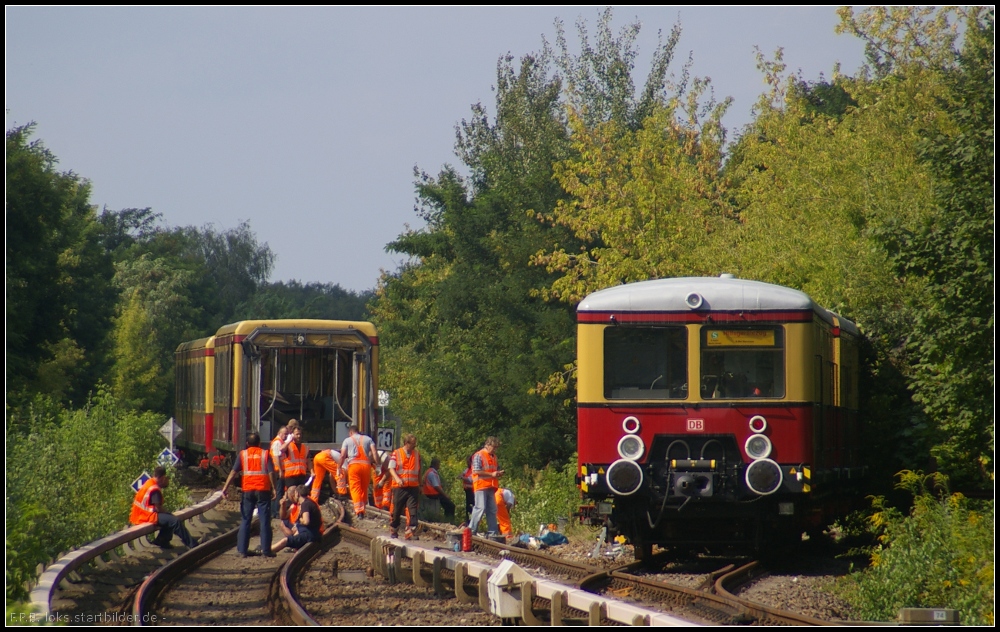 Entgleisung eines S-Bahnzuges der Linie S25 Richtung Hennigsdorf. In der Nacht zum 22.08.2012 wurde der entgleiste Wagen 482 355-5 mit einem Schienenkran auf Rollbcke gesetzt (Berlin Tegel 22.08.2012)