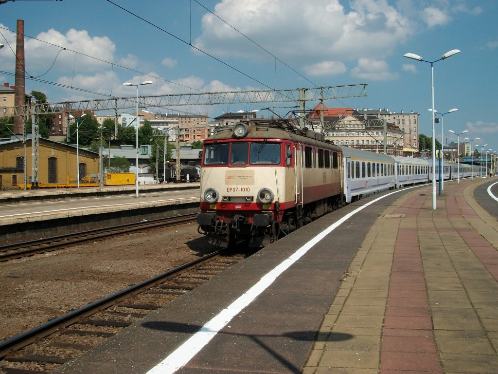 EP07-1010 beim Verlassen von Szczecin Glowny am 31.Juli 2010.