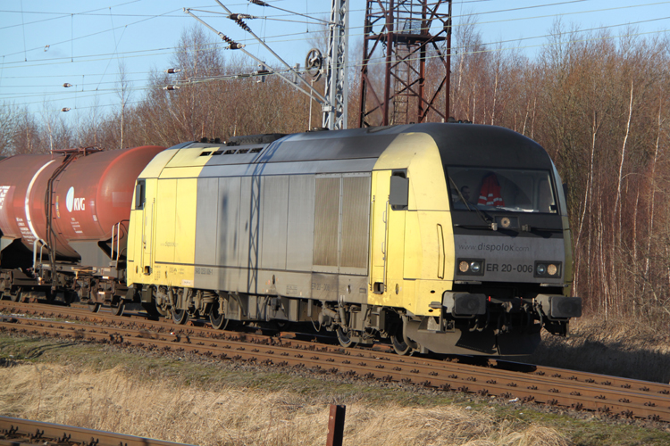 ER 20-006 mit Kesselwagen von Rostock-Seehafen/Sd nach Stendell bei der Ausfahrt im Rostocker Seehafen.15.02.2012