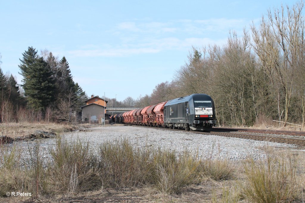 ER20 008 mit dem 44380 Dngerzug Cheb - Regensburg in Reuth bei Erbendorf. 24.03.13