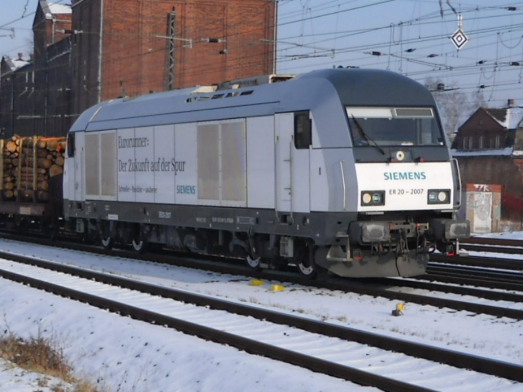 ER20-2007 am 16.2.2011 fhrt mit ihrem Holzzug von Rostock nach Stendal durch Bad Kleinen