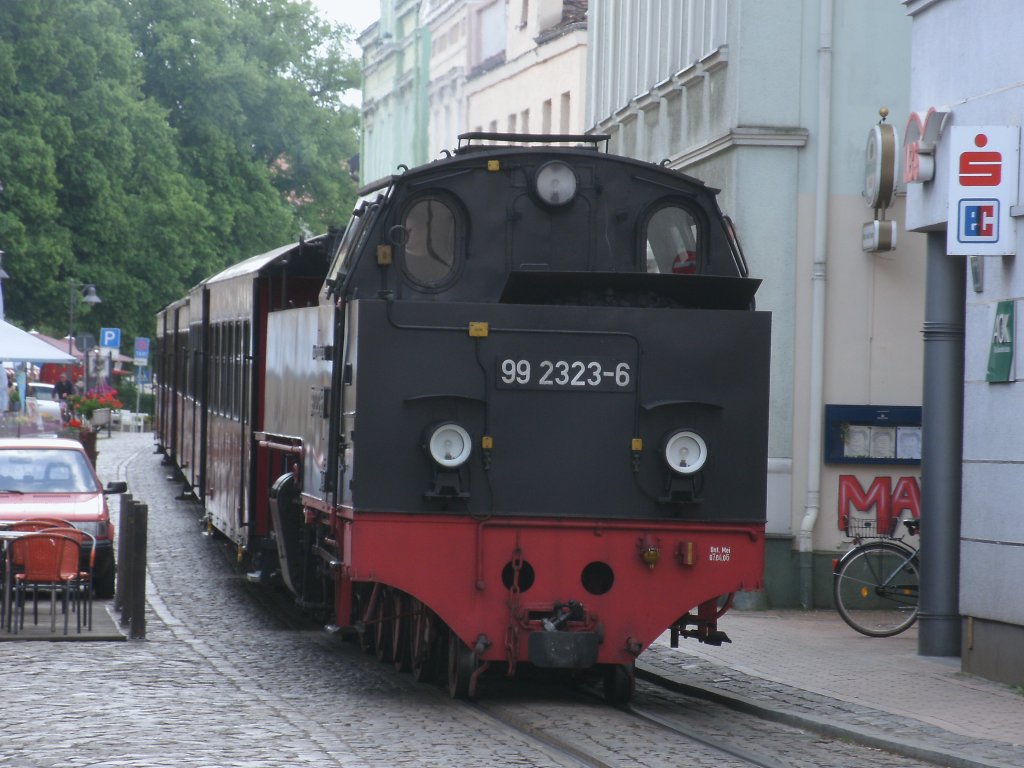 Erhhte Aufmerksamkeit fr das Lokpersonal auf der 99 2323 als Diese,am 28.Mai 2011,durch die enge Goethestrae in Bad Doberan dampfte.