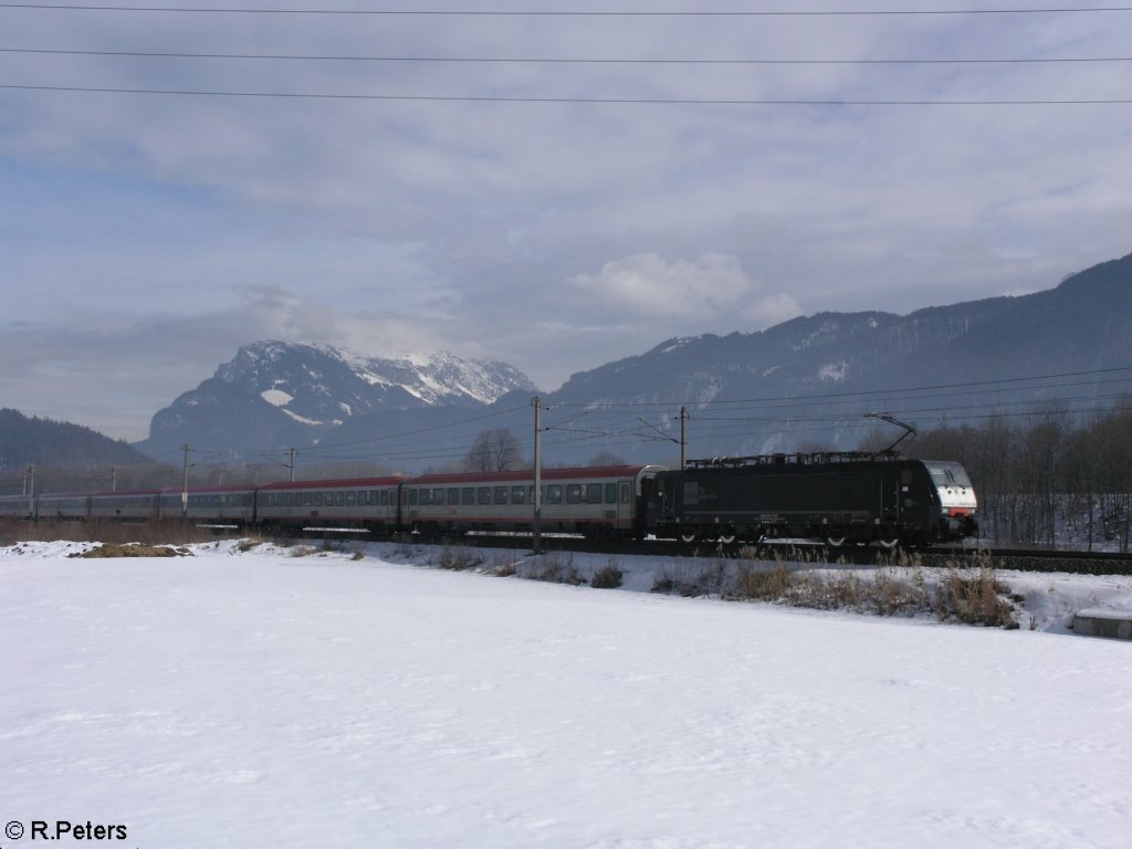 ES 64 F4-010 zieht kurz hinter Kufstein den EC87 nach Verona Porta Nuova. 18.02.10