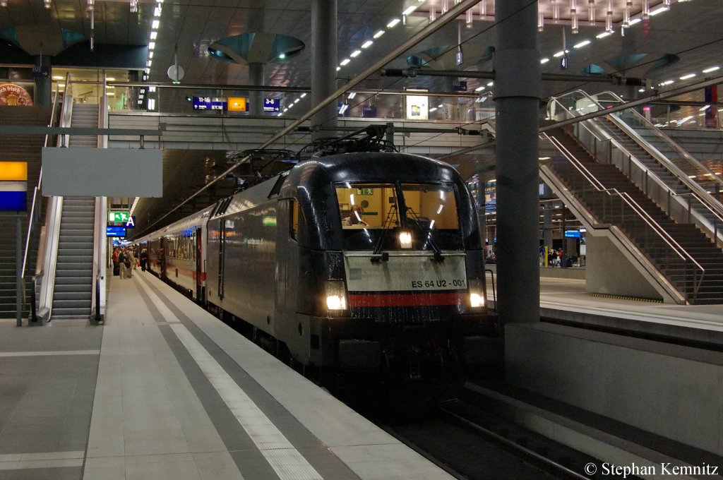 ES 64 U2 - 001 (182 501-7) MRCE im Dienst fr DB-Fernverkehr mit dem EC 175 von Hamburg-Altona nach Budapest-Keleti pu im Berliner Hbf(tief). 30.06.2011