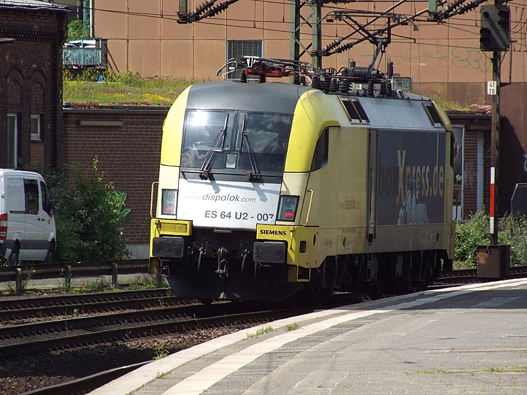 ES 64 U2-007 mu�te im bhf harburg am 02.07.13 auf gr�nes licht warten