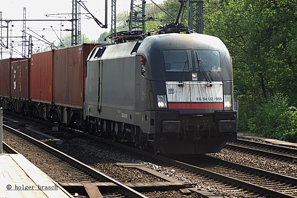 ES 64 U2-065 der mrce f�hrt mit einen containerzug am 11.05.13 durch harburg bhf  