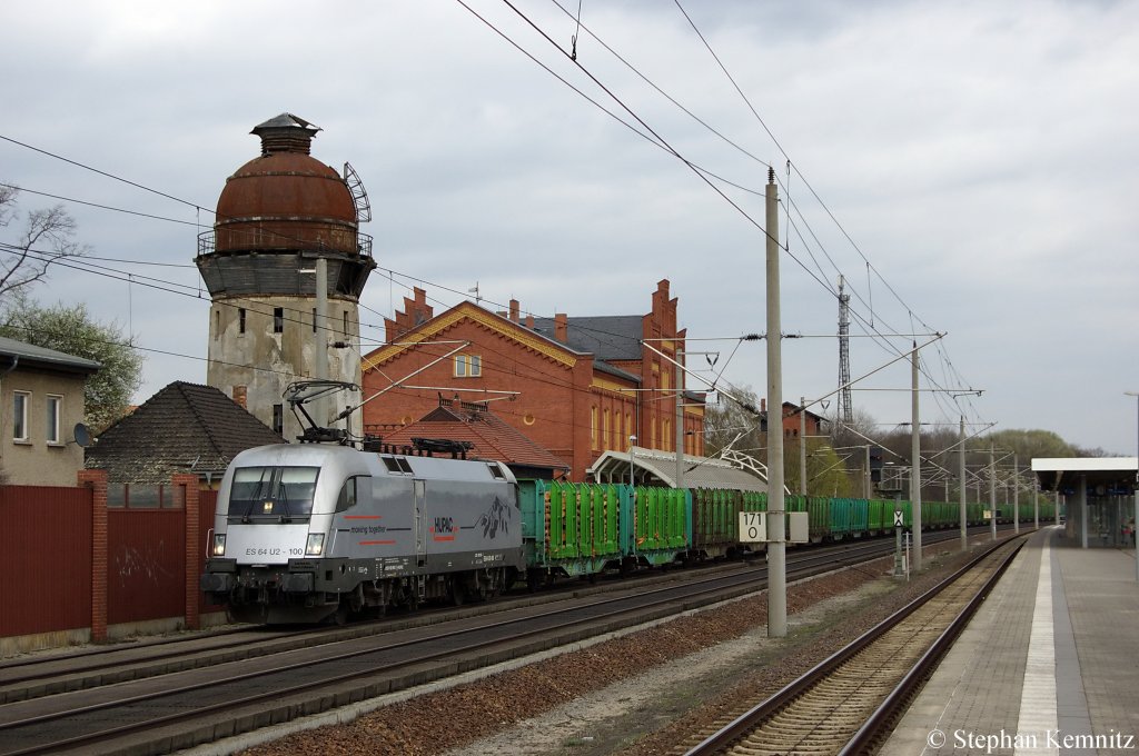 ES 64 U2 - 100 (182 600-7) Hupac im Dienst fr Raildox mit Holzzug in Rathenow in Richtung Stendal unterwegs. 08.04.2011