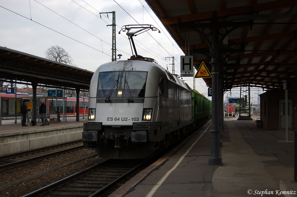 ES 64 U2 - 102 (182 602-3) HUPAC fr Raildox GmbH & Co. KG mit einem Holzzug in Stendal und fuhr mit dem Holzzug nach Borstel/Niedergrne weiter. 10.03.2012