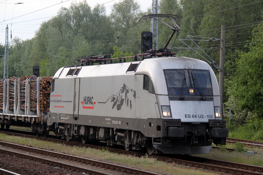 ES 64 U2-102 mit Holzzug von Rostock-Bramow vermutlich mit Ziel Halle kurz vor der Ausfahrt im Bahnhof Rostock-Bramow.01.06.2013