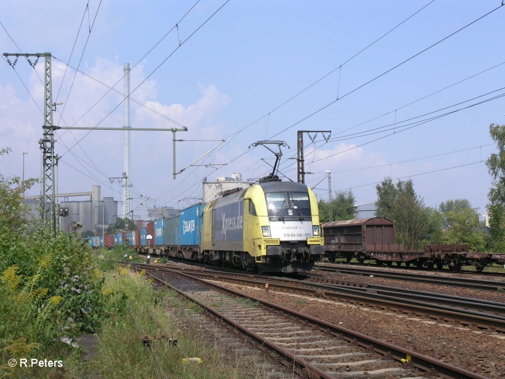 ES64 U2-071 zieht bei Regensburg Ost ein Containerzug. 27.08.09